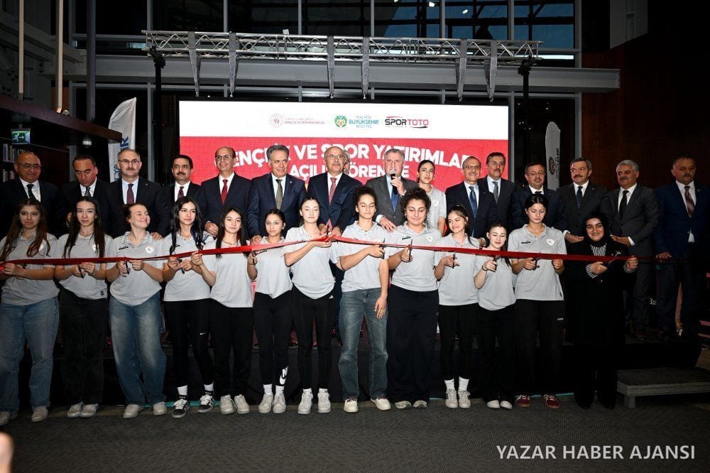 Malatya'da gençlik ve spor tesislerinin açılış töreninde kurdele kesildi (Fotoğraf: Malatya Büyükşehir Belediyesi)