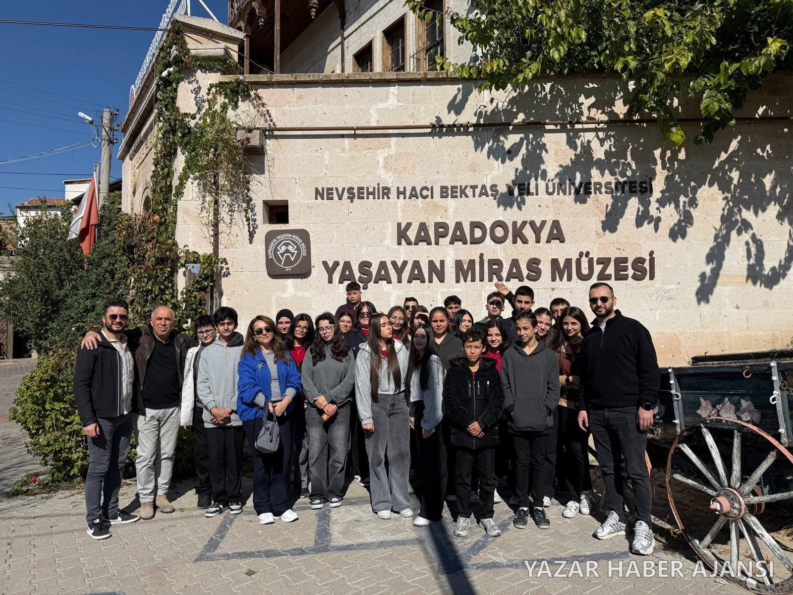 Öğrenciler ve öğretmenler Avanos'taki Kapadokya Yaşayan Miras Müzesi önünde (Fotoğraf: Nevşehir İl Millî Eğitim Müdürlüğü)