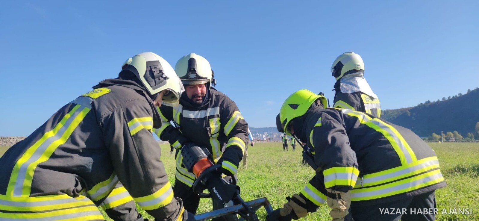 Ordu-Giresun Havalimanı'ndaki tatbikatta itfaiye ekipleri hidrolik kurtarma ekipmanıyla çalışıyor (Fotoğraf: Ordu Valiliği)
