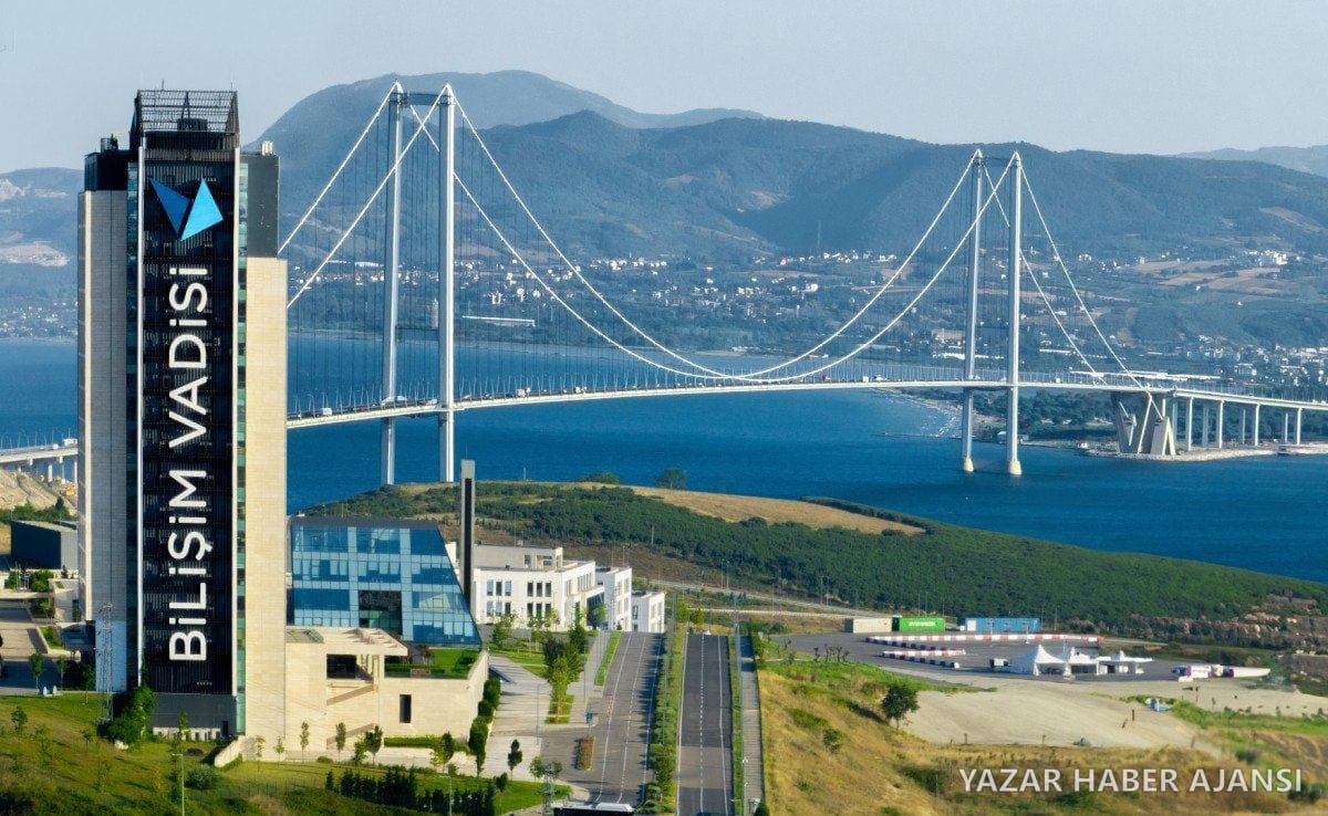 Kocaeli'deki Bilişim Vadisi ve arka planda Osmangazi Köprüsü (Fotoğraf: Kocaeli Büyükşehir Belediyesi)