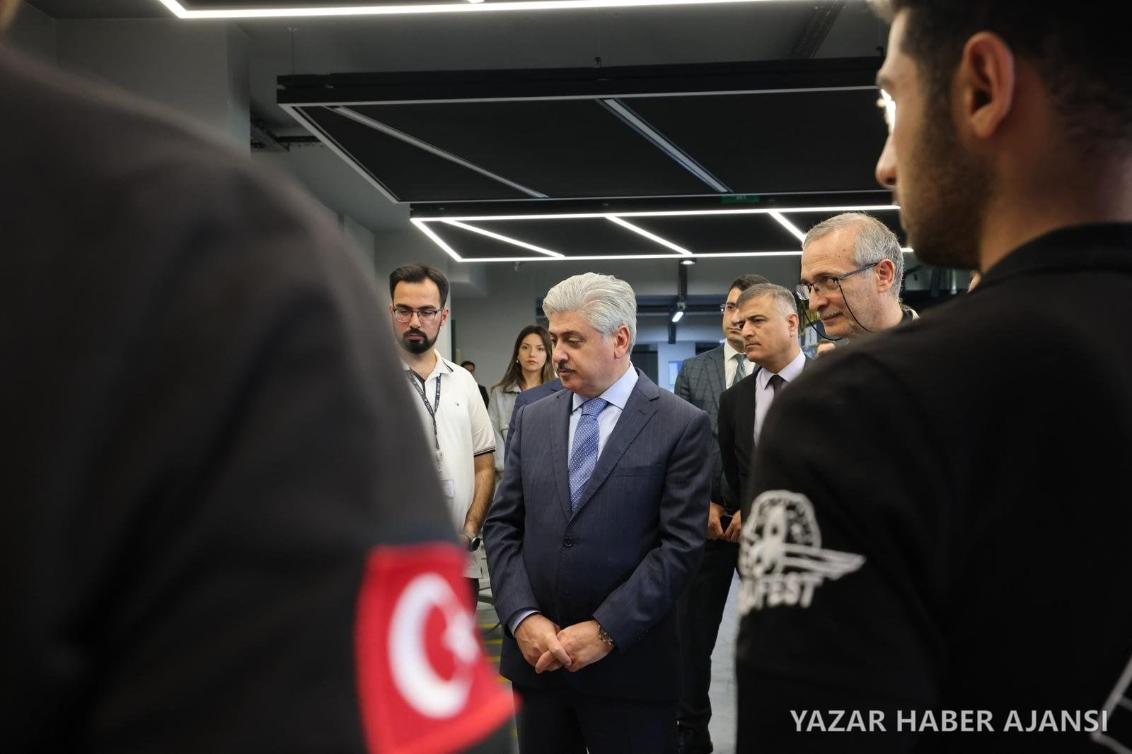 Sakarya Valisi Rahmi Doğan, SAÜ Milli Teknoloji Atölyesi'nde öğrencilerden bilgi aldı (Fotoğraf: Sakarya Valiliği)