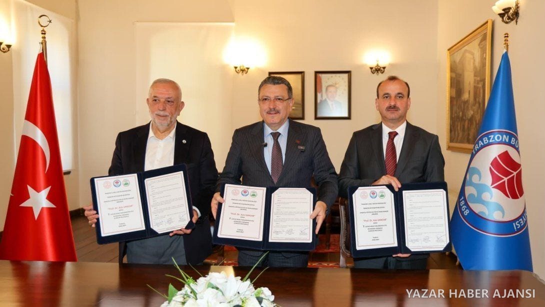 Prof. Dr. Aziz Sancar adına düzenlenecek münazara yarışması için imzalanan protokol tanıtılıyor (Fotoğraf: Trabzon İl Millî Eğitim Müdürlüğü)