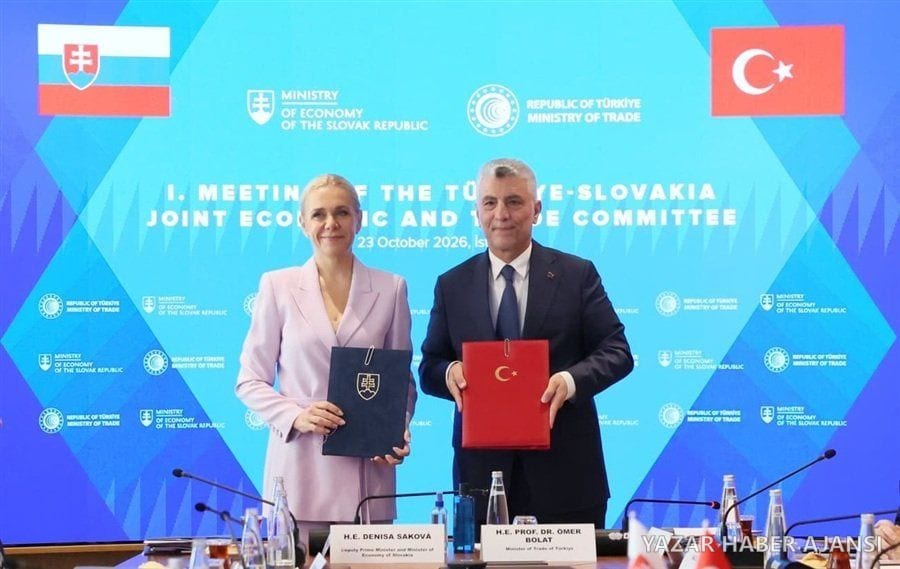 Ticaret Bakanı Ömer Bolat ve Slovakya Başbakan Yardımcısı Denisa Saková, JETCO toplantısında imzalanan belgeyle (Fotoğraf: Ticaret Bakanlığı)