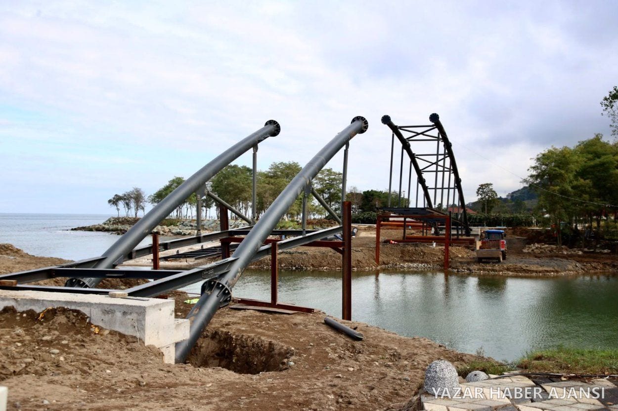 Turnasuyu Kordon Park'ta yapımı süren çelik yaya köprüsü (Fotoğraf: Ordu Büyükşehir Belediyesi)