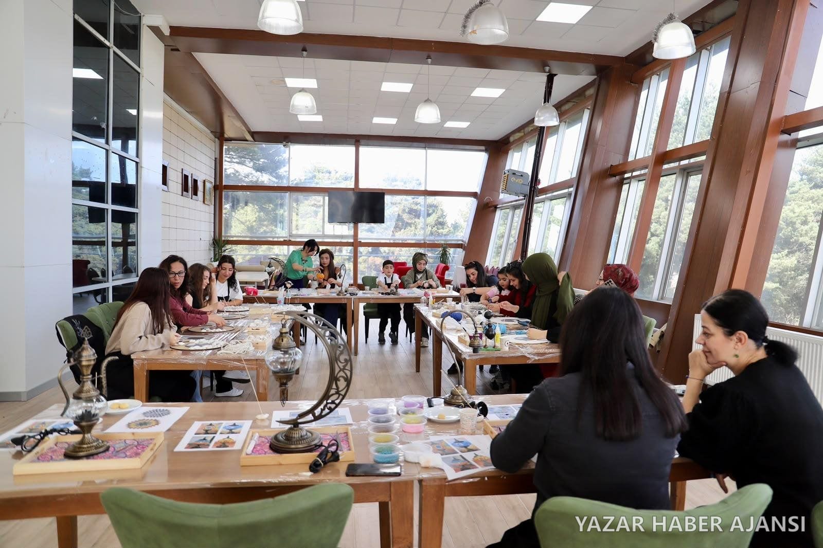 Atölye katılımcıları Yenisey Konukevinde dekoratif ürünler hazırladı (Fotoğraf: Ardahan Üniversitesi)