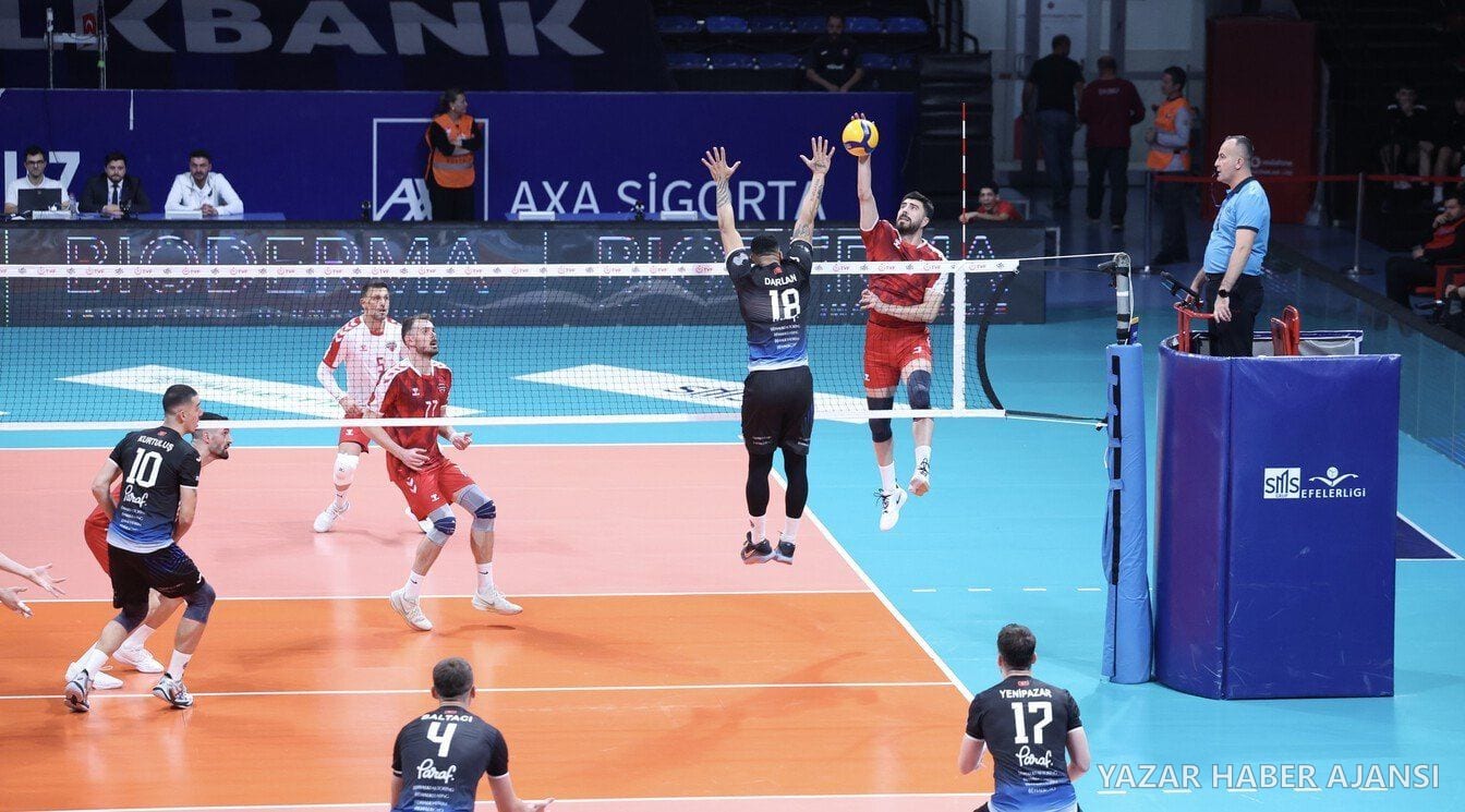 SMS Grup Efeler Ligi'nin ikinci haftasında oynanan bir maçtan file önü mücadelesi (Fotoğraf: Türkiye Voleybol Federasyonu)