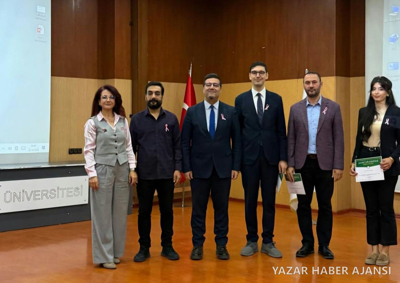 Iğdır Üniversitesindeki meme kanseri farkındalık etkinliğinin konuşmacıları ve katılımcıları toplu fotoğrafta (Fotoğraf: Iğdır Üniversitesi)