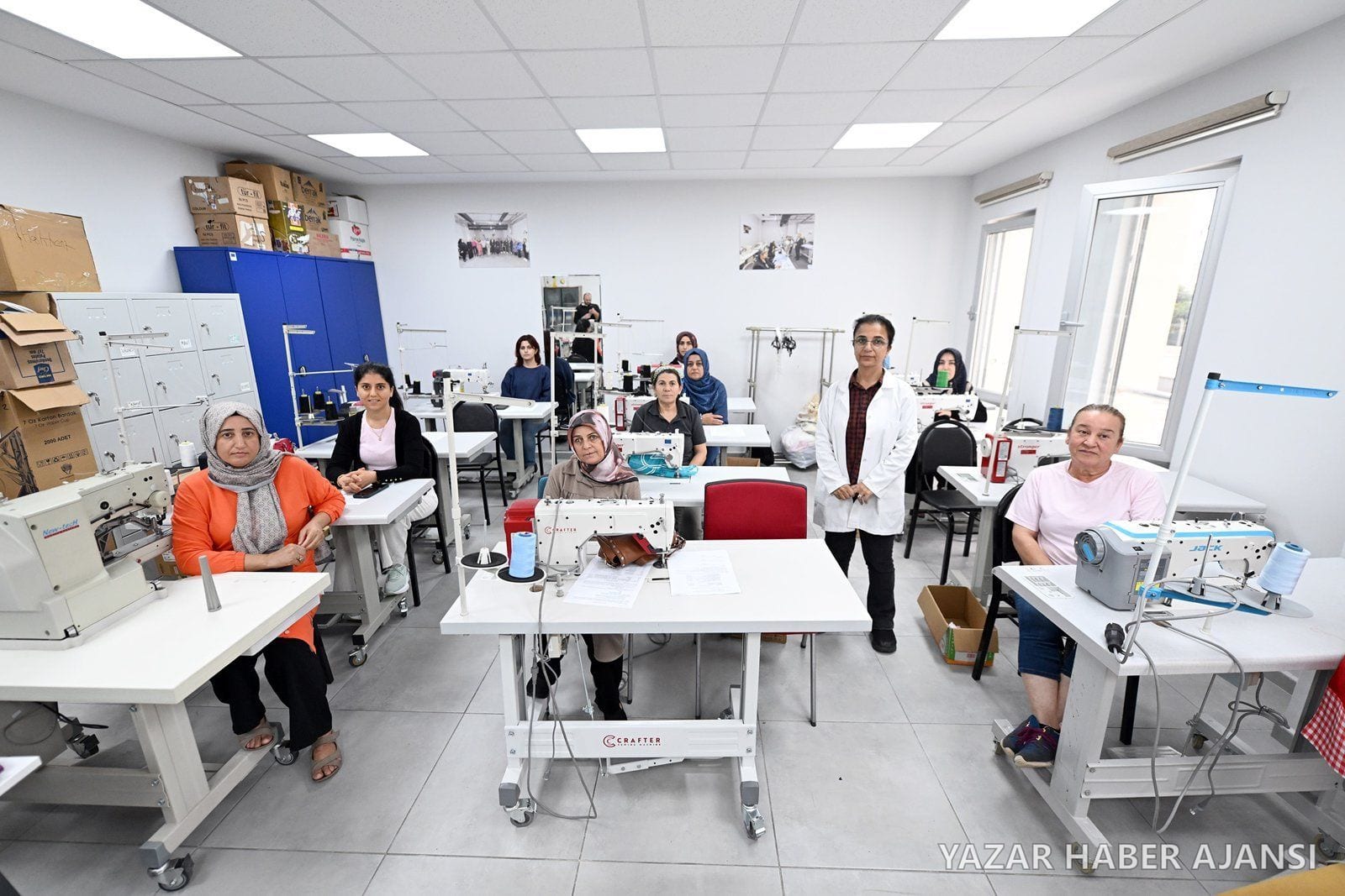 Mersin Büyükşehir Belediyesinin MERCEK kurslarından birinde dikiş makinesi başındaki kursiyerler ve eğitmen (Fotoğraf: Mersin Büyükşehir Belediyesi)