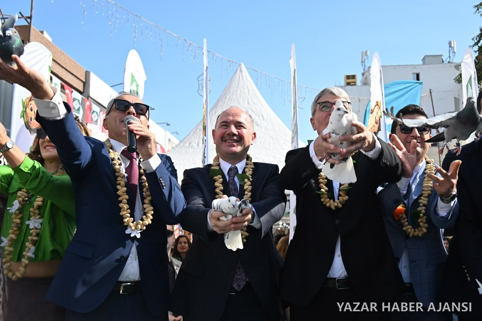 Osmaniye Fıstığı Festivali'nin açılışında protokol üyeleri güvercin uçurdu (Fotoğraf: Osmaniye Valiliği)