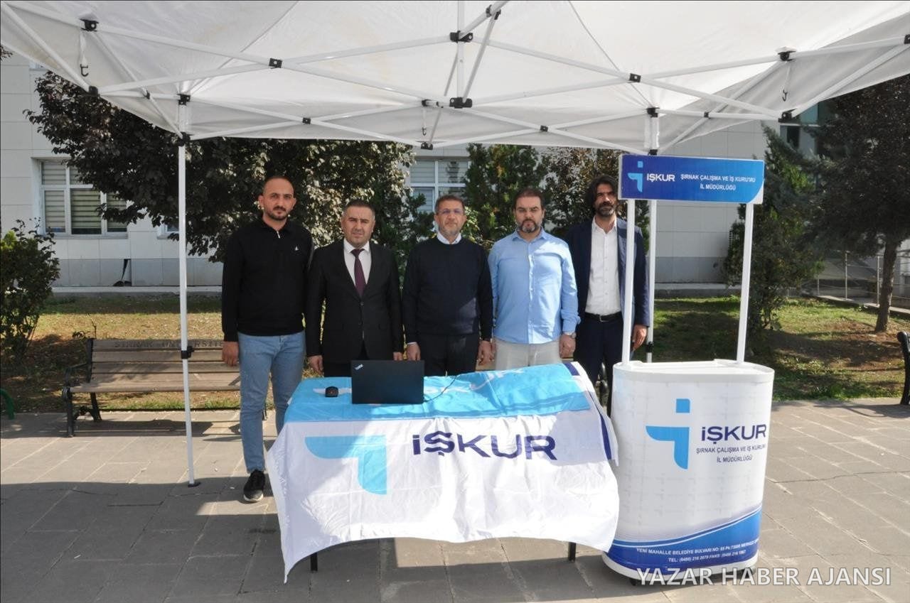 Şırnak Üniversitesi kampüsünde kurulan İŞKUR standında Rektör Alkış ve beraberindekiler (Fotoğraf: Şırnak Üniversitesi)