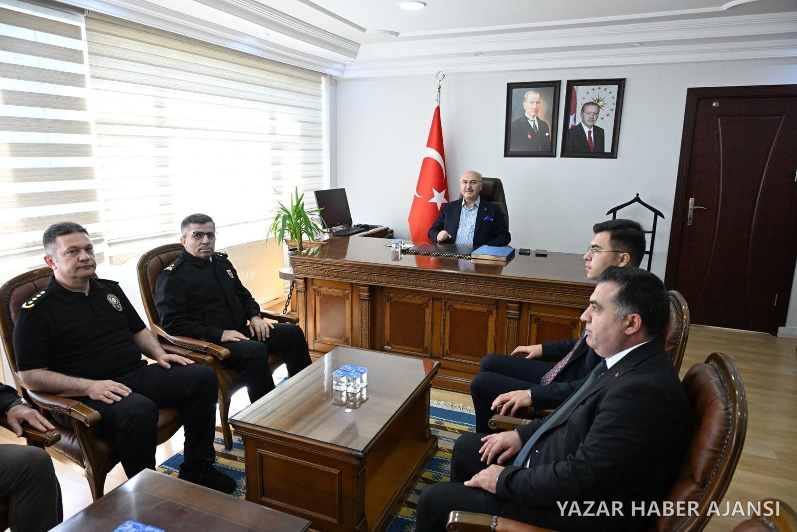 Vali Yavuz Selim Köşger, Çameli ziyareti kapsamında kurum yöneticileriyle bir araya geldi (Fotoğraf: Denizli Valiliği)