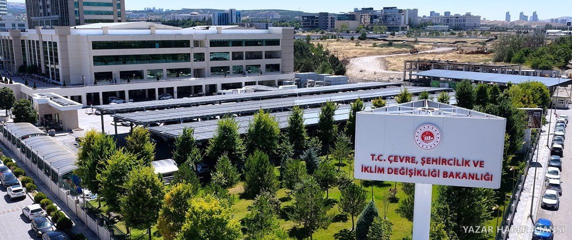 Çevre, Şehircilik ve İklim Değişikliği Bakanlığı binası ve otopark üzerindeki güneş panelleri (Fotoğraf: Çevre, Şehircilik ve İklim Değişikliği Bakanlığı)